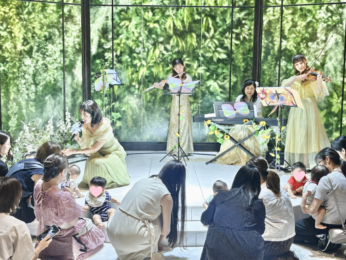 光あふれる会場で親子が生演奏を楽しむ音育ランド