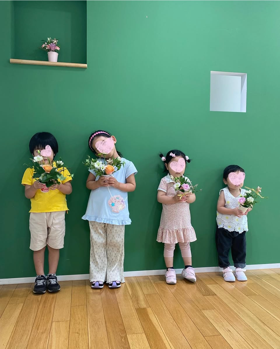 作品を持って並ぶ子どもたち